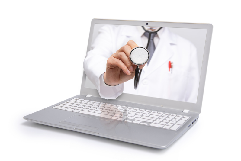 Foto donde aparece una computadora laptop, y un doctor con su estetoscopio atravesando la pantalla.