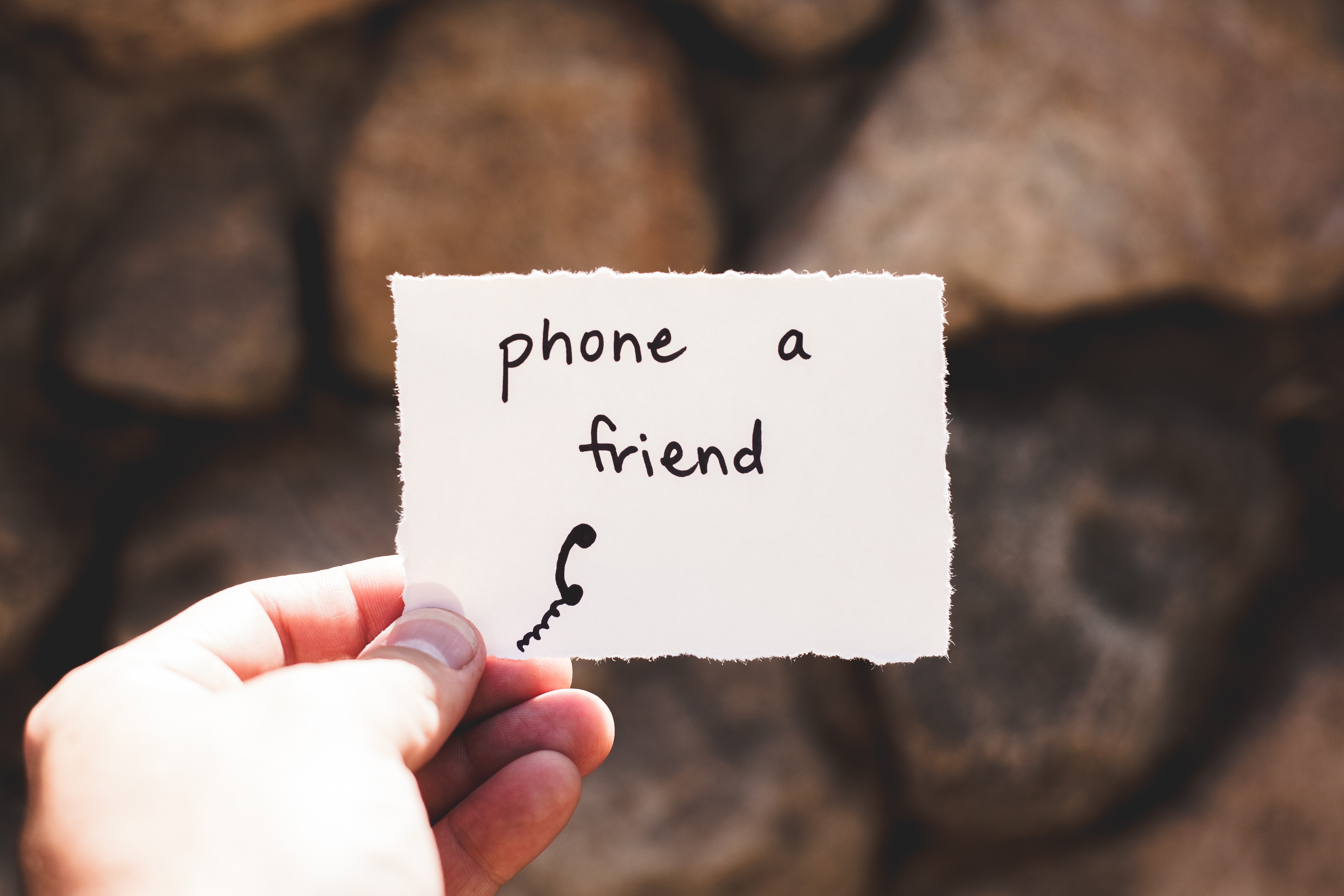 Imagen de una nota diciendo "llama a un amigo"