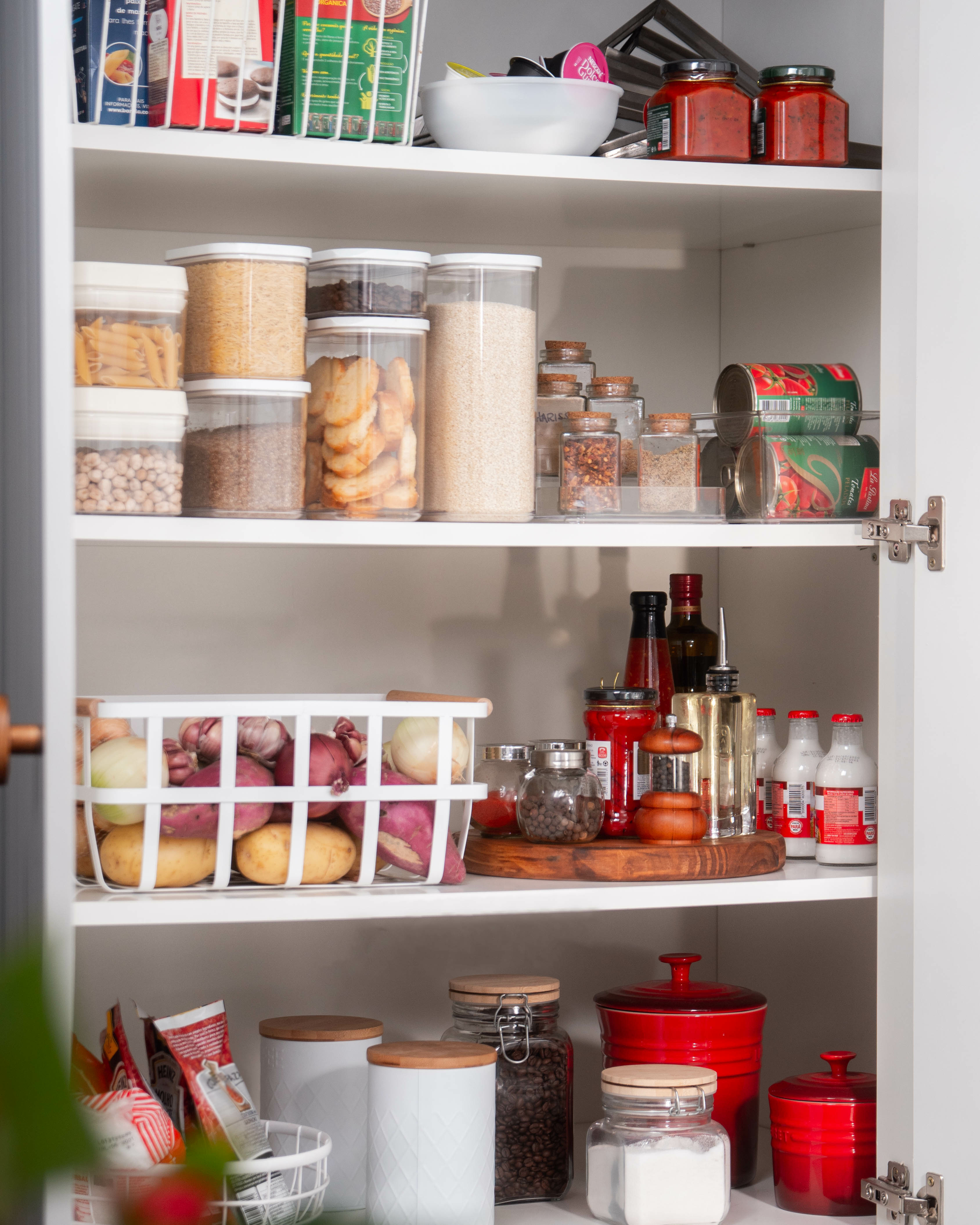 Alimentos de supervivencia de emergencia en la mesa de la cocina blanca