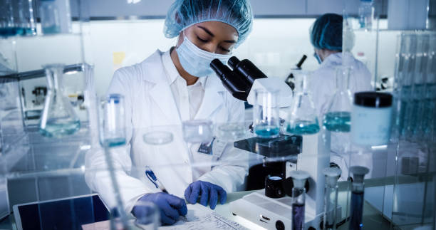 Imagen de tecnóloga medica tomando apuntes en un laboratorio