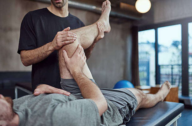 Imagen de Terapista físico realizando su labor con un paciente.