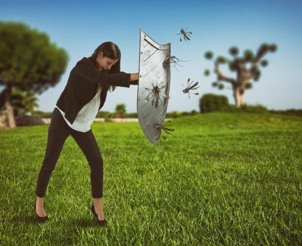 Imagen de mujer usando un escudo para protegerse de los mosquitos.