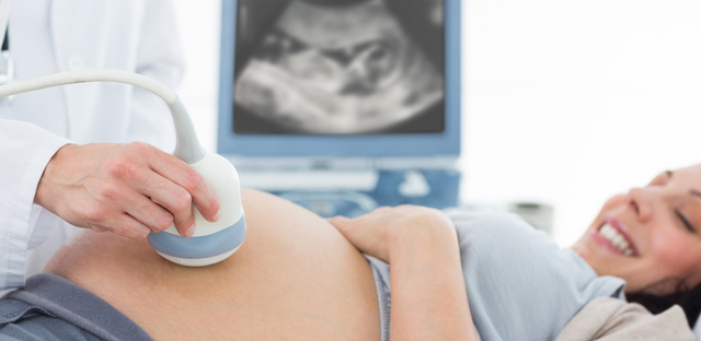 Imagen de mujer embarazada realizandose un ultrasonido.