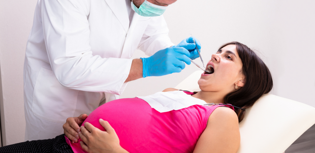 Imagen de mujer embarazada en el dentista.