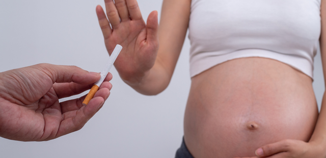 Imagen de mujer embarazada rechazando un cigarrillo.