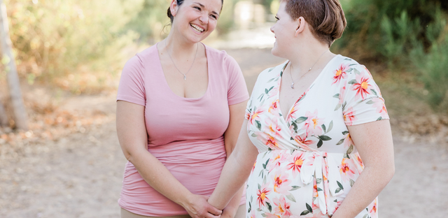 Imagen de dos mujeres conversando.