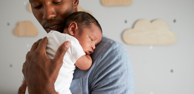 Imagen de padre e hijo recién nacido.