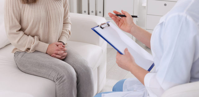 Mujer en consulta con médico.