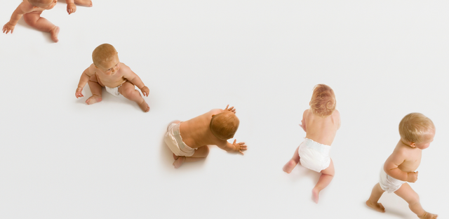 Imagen de bebé en diferentes etapas de caminar.