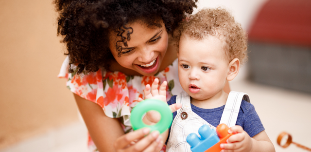 Madre e hijo jugando con juguetes para bebes.