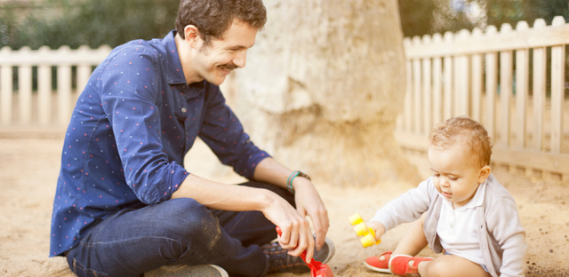 Padre e hijo jugando afuera.