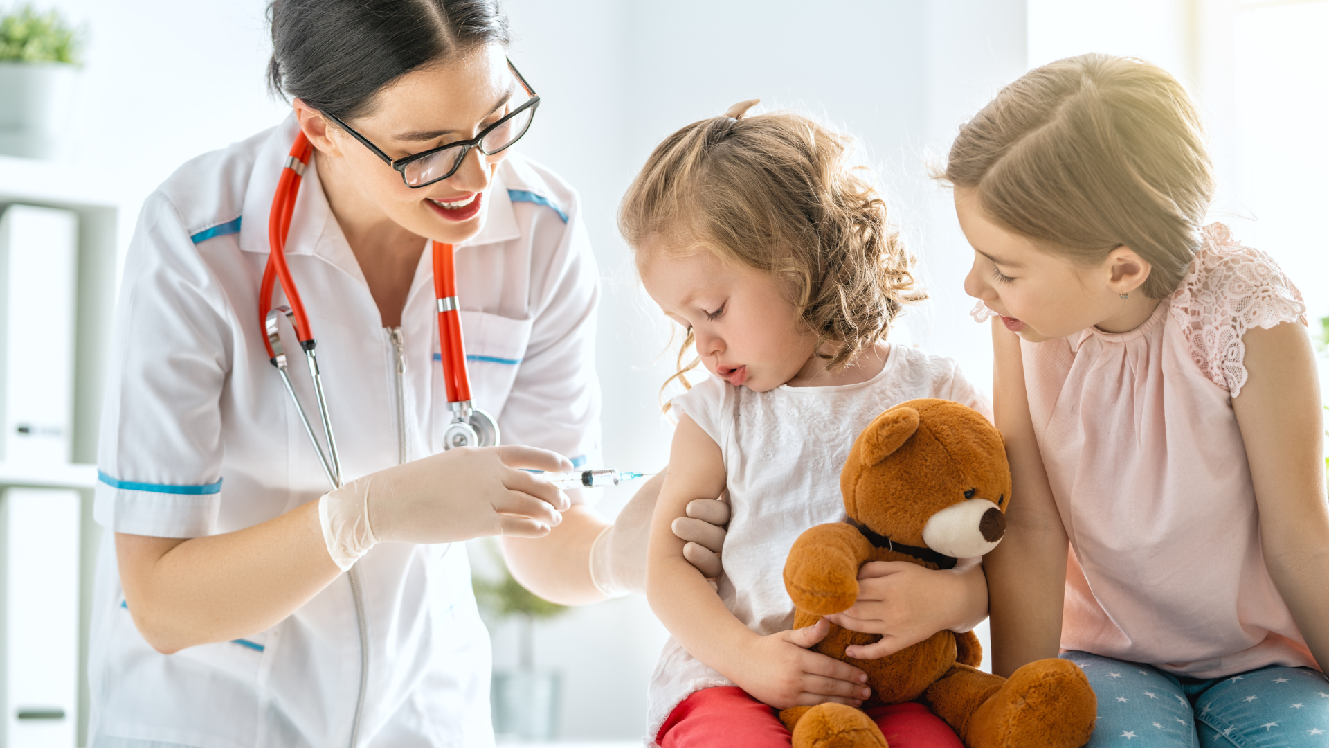 Imagen de doctora inoculando a niña.