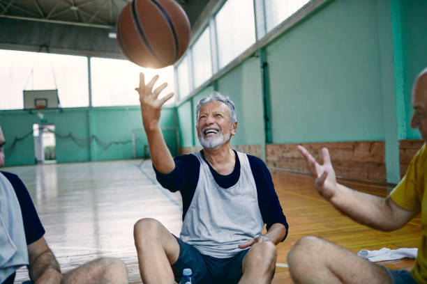 Imagen de hombre de edad avanzada jugando con bola de baloncesto.