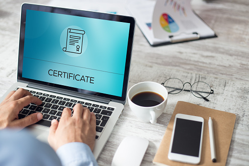 Imagen dibujada de un certificado de grado universitario o de licenciamiento.