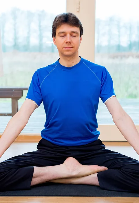 Hombre practicando yoga.