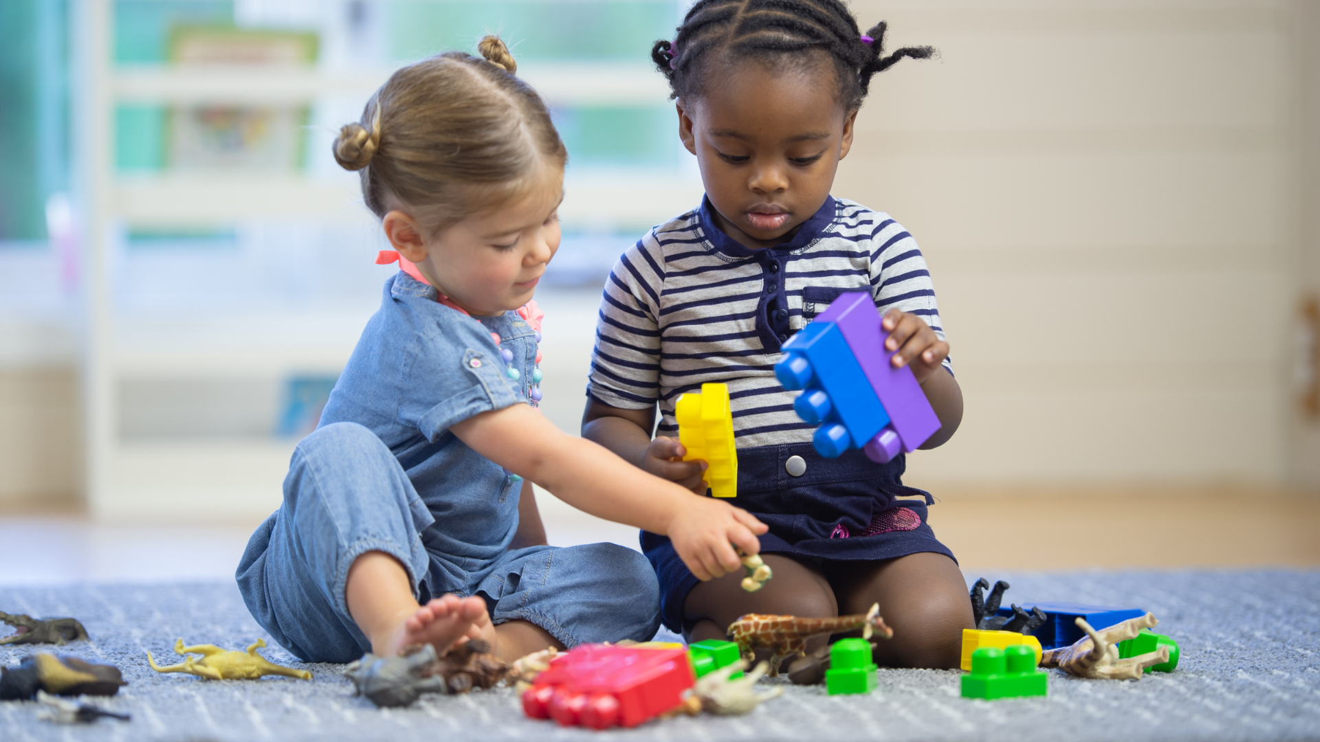 Niños juhando con bloques